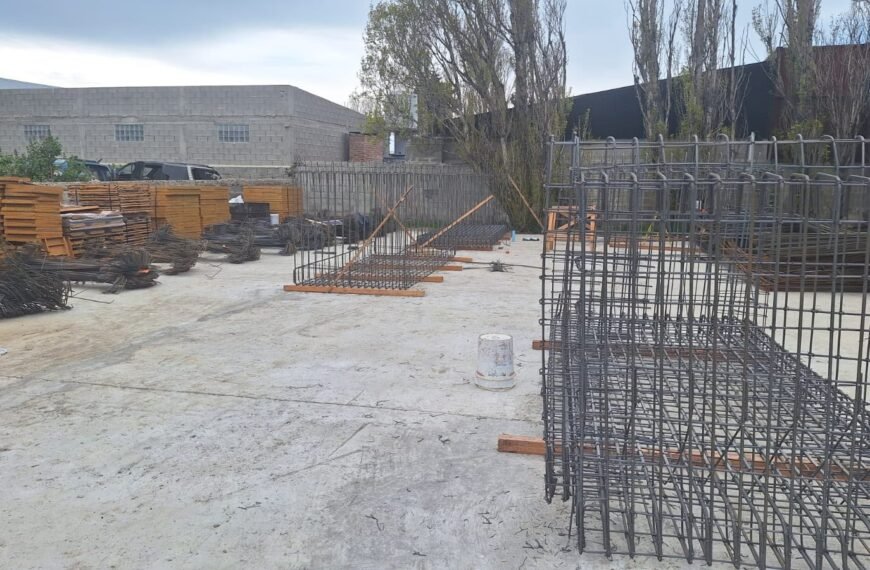 Avanza la fabricación de módulos premoldeados para acelerar la obra del conducto pluvial de descarga al mar en Comodoro Rivadavia